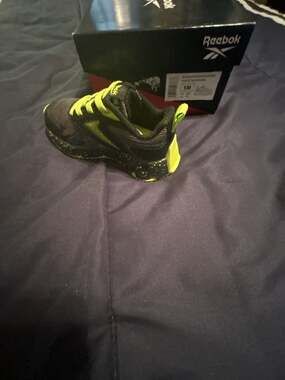 Reebok Zig Vector Black and Neon Yellow Speckled Running Shoes Kids Size 5M